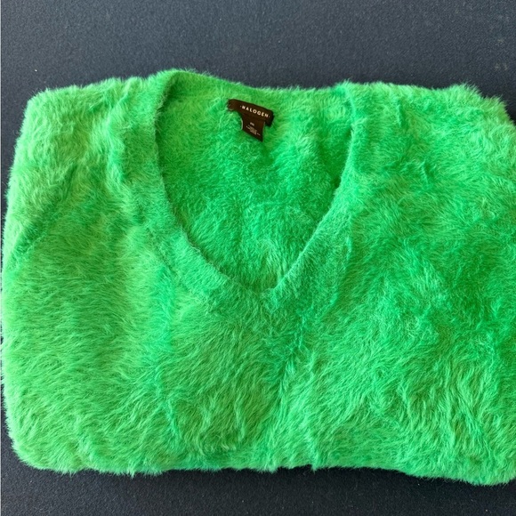 HALOGEN fun fuzzy flattering green vneck sweater💚super soft! Zoom in for more💚 - Picture 4 of 10